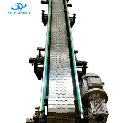 Hocheffiziente Flaschenfördersysteme mit POM- und Edelstahlkettenplatten für eine zuverlässige Materialbearbeitung